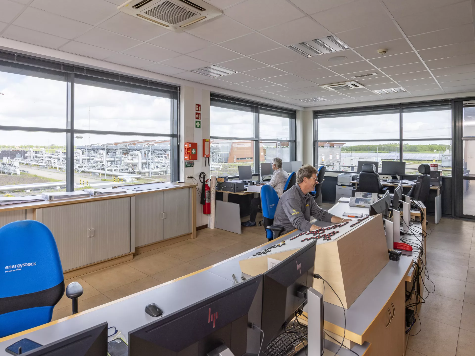 Een kantoorruimte met werknemers aan bureaus.