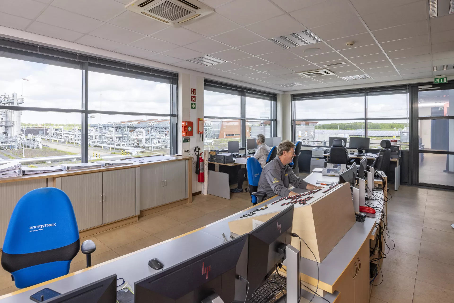 Een kantoorruimte met werknemers aan bureaus.