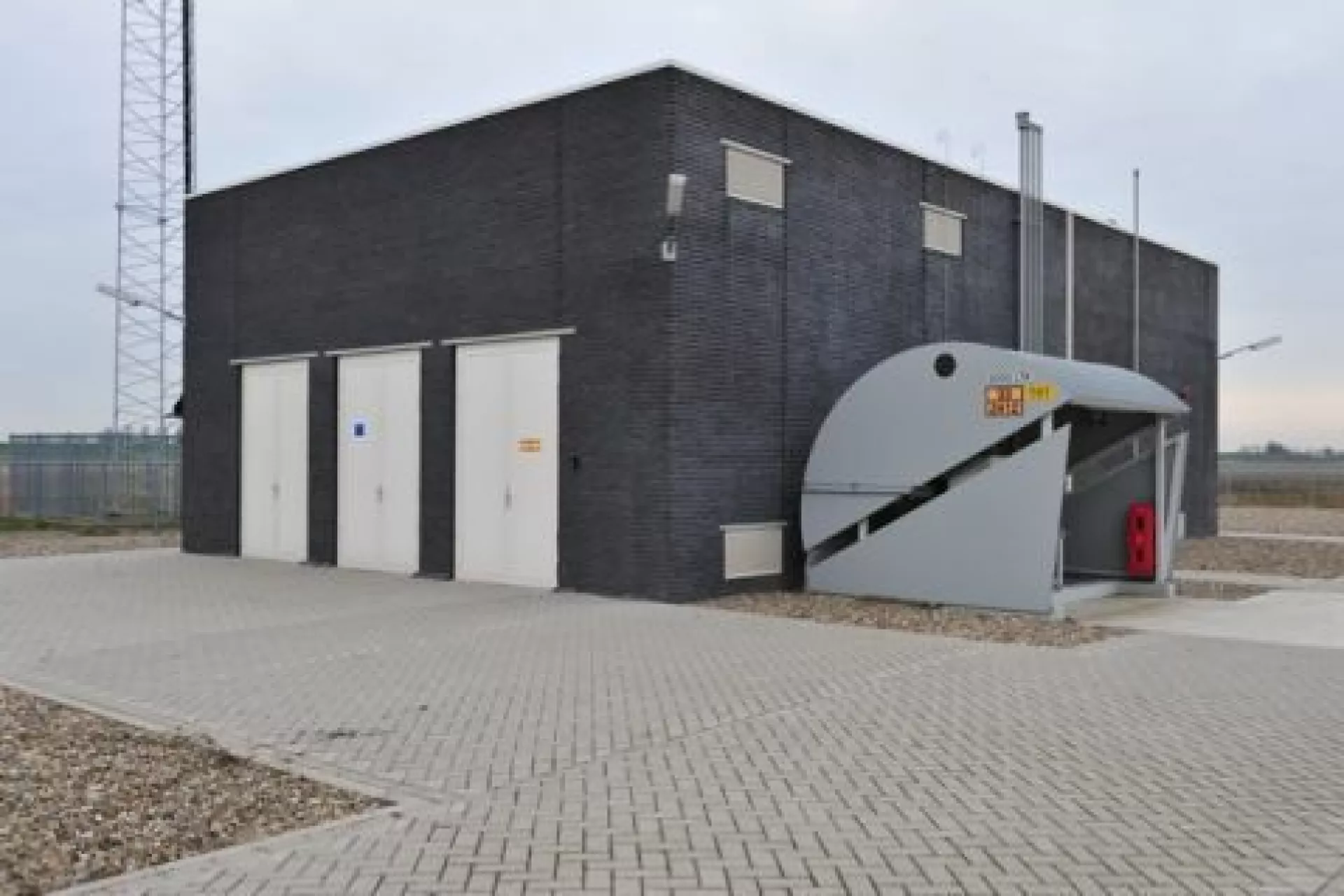 Een modern industrieel gebouw met een stenen gevel.
